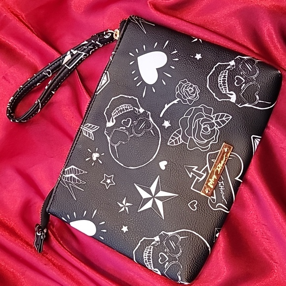 Betsey Johnson Handbags - BETSEY JOHNSON makeup travel bag LIKE NEW skulls roses🌹